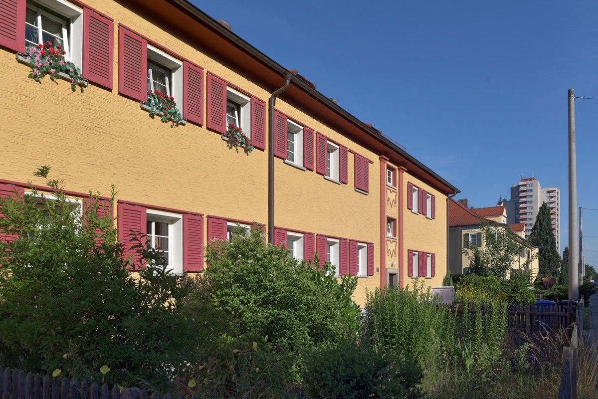 Gelbes Haus mit roten Fensterläden